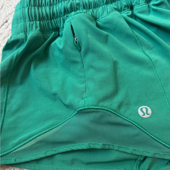 Lululemon Women's Athletic Shorts Hotty Hot Low-Rise Lined short 2.5” - Picture 3 of 4